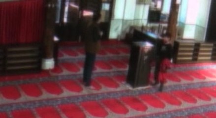 Caminin kumbarasına para atıp, imamın telefonunu çaldılar