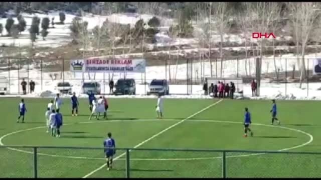 Spor Kırmızı Kart Gören Oyuncu Hakeme Saldırdı