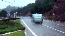 Marmaris’te şiddetli yağış etkili oldu...Marmaris-Datça karayolunda ise heyelan meydana geldi