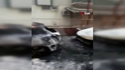 Park Halindeki 2 Otomobil Kundaklandı