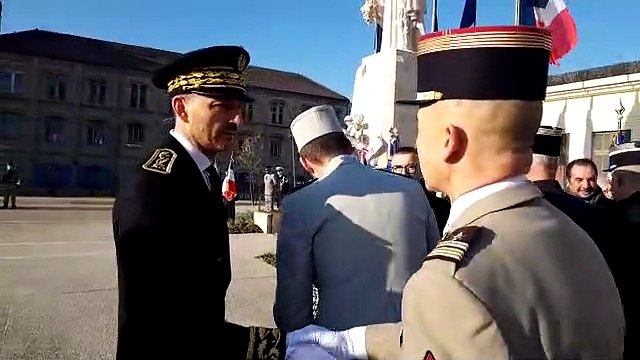 Dépôt d'une gerbe au monument aux morts de Bar-le-Duc avec Alexandre Rochatte, nouveau préfet de la Meuse