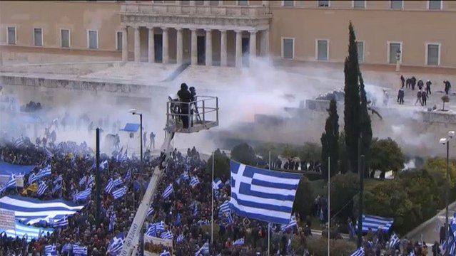 Miles de manifestantes griegos protestan contra el acuerdo con Macedonia