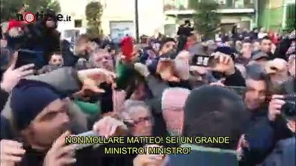 Napoli, la visita di  Matteo Salvini tra baciamano e cori "Il sud ti odia" | Notizie.it