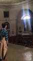 Une femme chante magnifiquement ‘Ave Maris Stella’ dans une cathédrale