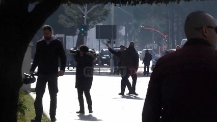 Report TV - Incidenti, i moshuari me zarf në dorë kërkon të takojë Ramën, e largon Garda