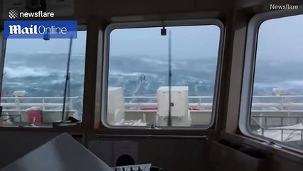 لقطات مروعة لقارب إنقاذ يموج فوق تلاطم عاصفة بحرية