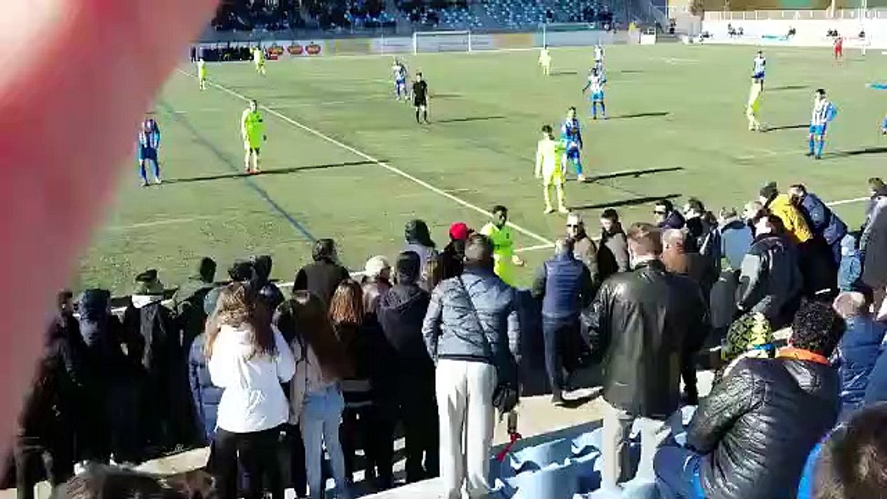 Moussa Wagué frappe un supporter