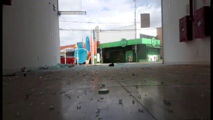 Carro invade estabelecimento comercial no centro; câmera flagrou colisão