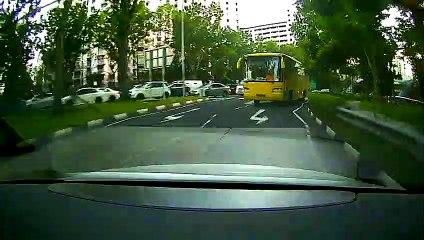 Vidéo insolite : Un autocar perd son pare brise en freinant brusquement