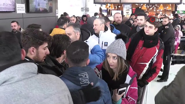 O kuyrukta bir başkan... Başkan teleferikte vatandaşların sorunlarını dinledi