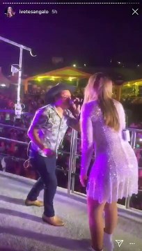 Ex-The Voices Edson Carlos e Mariana Coelho curtem e cantam com Ivete Sangalo durante show, em Guarapari