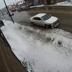 Enorme gamelle en sortant de la voiture à cause de la neige