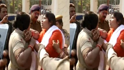Odisha में BJP Women Workers ने कर दी Police की जबरदस्त पिटाई | Viral Video | वनइंडिया हिंदी