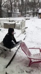 Il se mange la chaise dans la tête.. Cet enfant n'aurait pas dû jouer dans la neige !