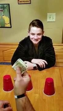 Trouve le billet et tu gardes l'argent.. Blague ! Ce père piège son fils !