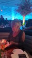 80 ans : mamie danse sur la table avec son gâteau d'anniversaire à la main