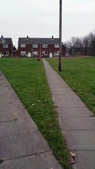 Fillette à vélo.. elle termine droit dans le poteau !