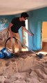 Il passe l'aspirateur.. dans une maison remplie de sable !