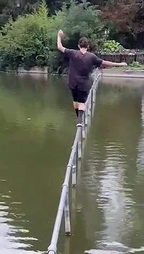 Il traverse un canal en équilibre sur un tuyau en marchant !