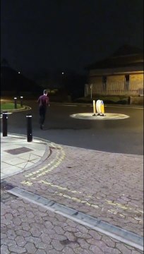 Plaquage raté.. d'un panneau de signalisation au rond point !