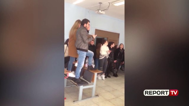 Report TV - Protesta, një grup studentësh ngujohen në Universitetin e Shkodrës
