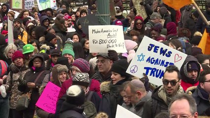 Mujeres se manifiestan por sus derechos y contra Trump