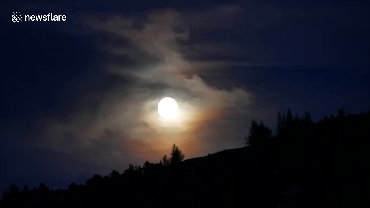 Spectacular time-lapse shows super blood wolf m...