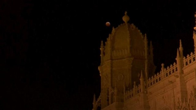 Stargazers enjoy Supermoon-eclipse