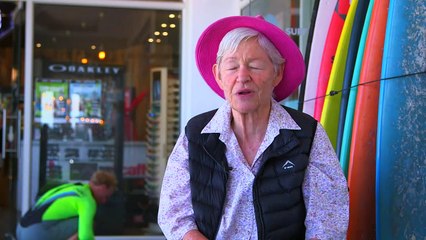 Au Cap, des handicapés apprennent à surfer