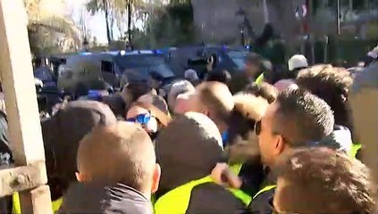 Tensión entre los taxistas y los mossos a las puertas del Parlament