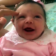 Cette vidéo du bébé aimant le massage de sa maman est la meilleure chose à voir