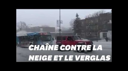 Face à la neige, ces automobilistes québécois ont prouvé que l'union fait la force