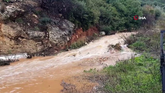 Kaş-Kalkan karayoluna kaya parçası düştü, seralar sular altında kaldı