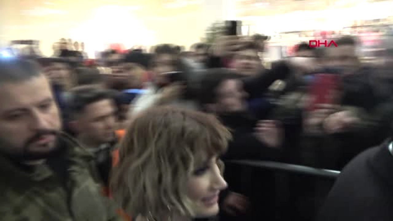 Kocaeli İrem Derici Söyledi, Sevgilisi Dans Etti