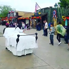 Ces artistes de rue font un Remake de l'Exorciste... Flippant