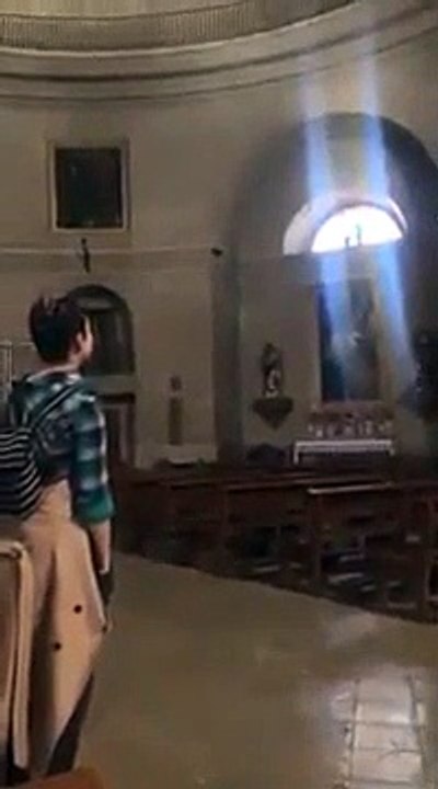 Elle se met à chanter ‘Ave Maris Stella’ dans une cathédrale et c'est magnifique