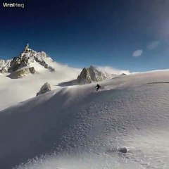 Un skieur hors piste déclenche une énorme avalanche!