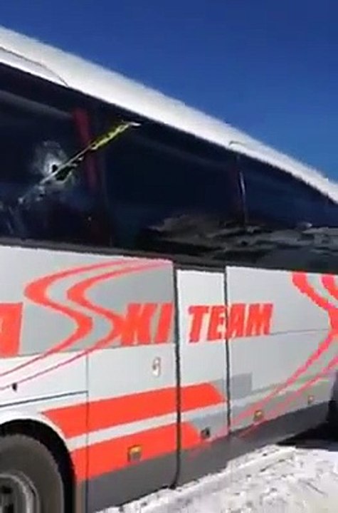 En voulant se déchausser, son ski est projeté sur la vitre du bus !
