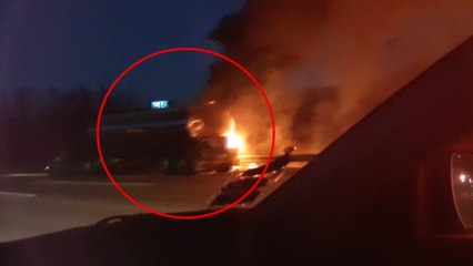 고속도로에서 탱크로리가 트럭 추돌 후 화재 / YTN