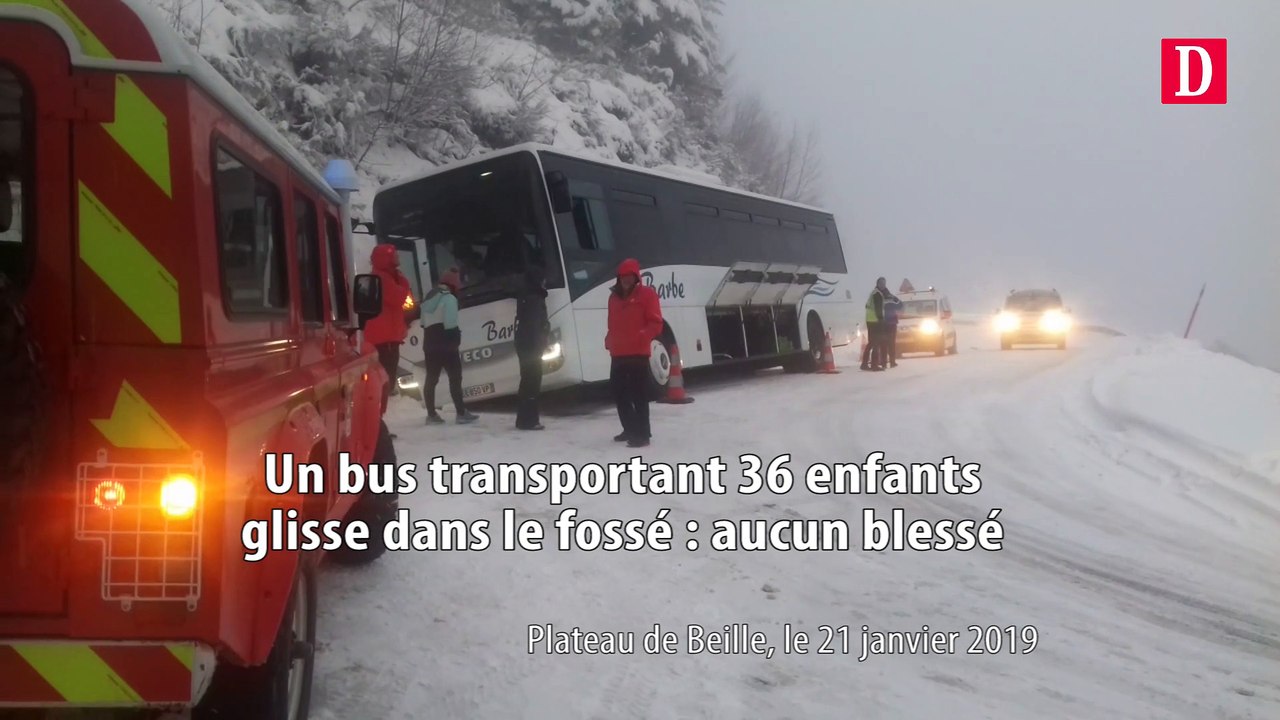 Un bus transportant 36 enfants glisse dans le fossé : aucun blessé