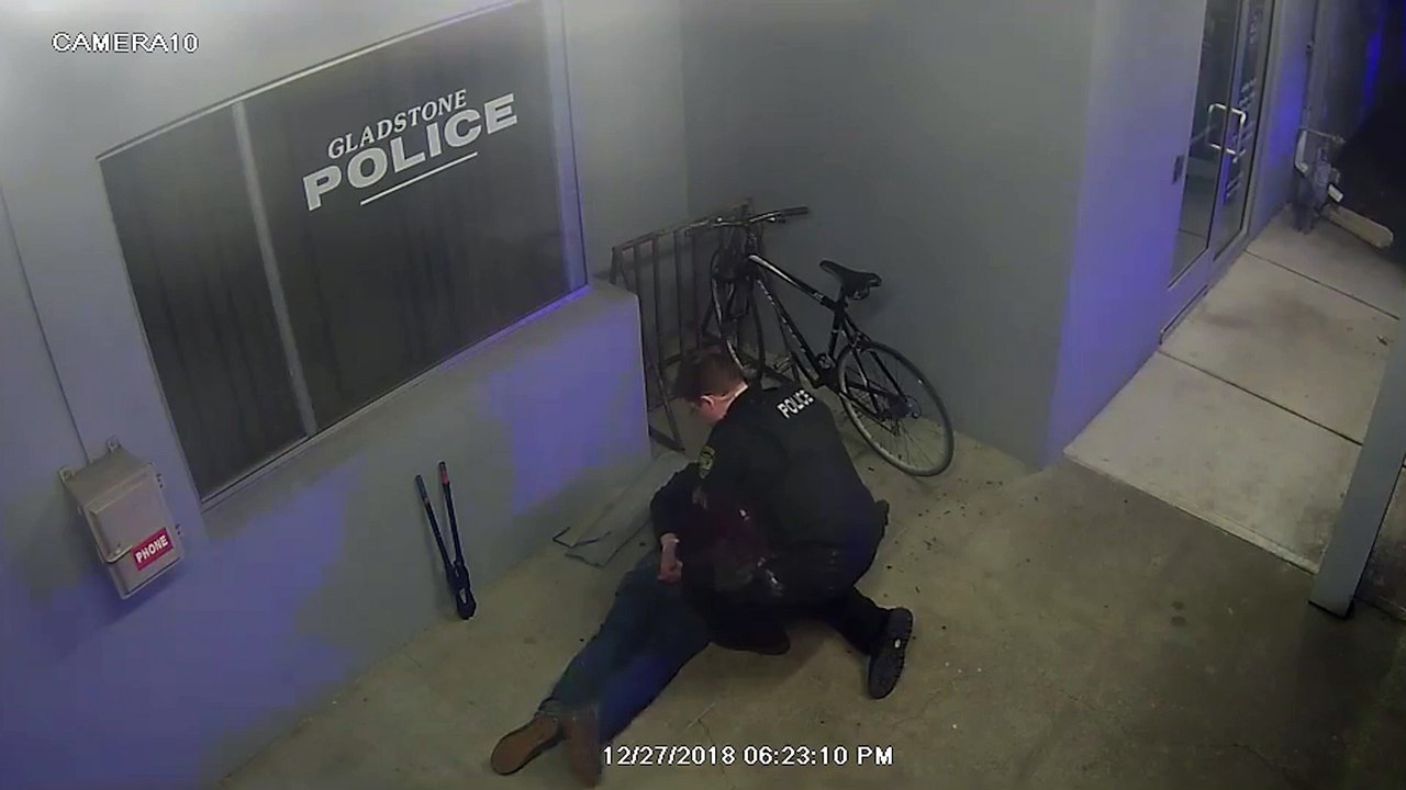 Un homme tente de voler un vélo juste devant un commissariat de police