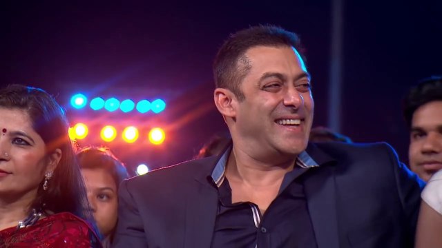 Zee Cine Awards 2016 Arjun Kapoor and Ranveer Singh's funny act on High Heels .