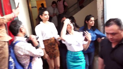 Janhvi Kapoor TAKES CARE Of Sister Khushi Kapoor From Media Reporters