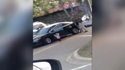 Babasının Gözaltına Alındığını Gören Küçük Kız da Ellerini Kaldırıp Polise Yürüdü