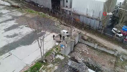 Boş araziyi moloz yığınlarıyla doldurdular