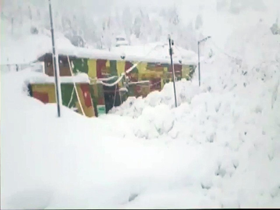 JK  ANANTNAG Snow Avalanch at Jawahar Tunnel in Qazigund