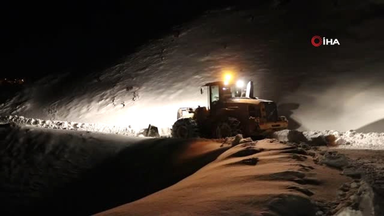 Karla Mücadele Ekiplerinin Zorlu Gece Mesaisi