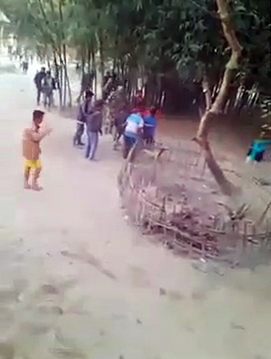 Un rhinocéros complètement fou attaque des villageois en Inde !