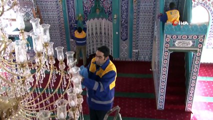 'Gül Kokulu Camiler' sloganıyla camiler tek tek temizlenerek gül suyuyla yıkanıyor