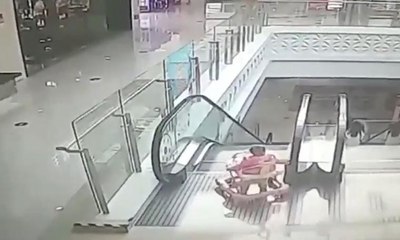 Yürüteçteki bebek yürüyen merdivenden aşağı yuvarlandı!